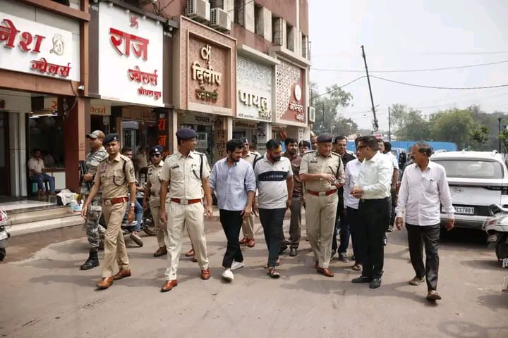 त्योहारों से पहले दुर्ग सराफा बाजार में पुलिस का फ्लैग मार्च, SSP ने व्यापारियों के साथ की बैठक