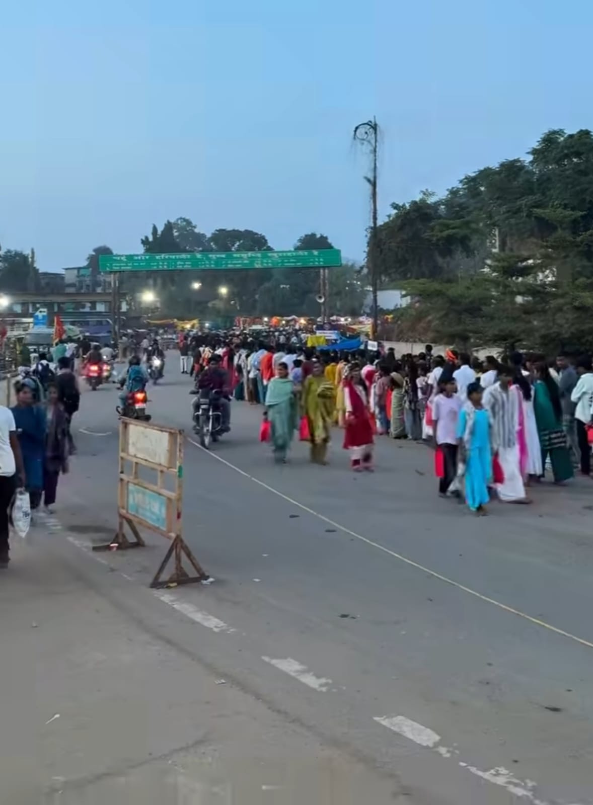 पंचमी में दिखा माँ दन्तेश्वरी के दरबार में भक्तों का हुजूम* *1000-1200 मीटर तक भक्तों की लंबी लाईन लगी माँ दन्तेश्वरी के दर्शन पाने के लिए*