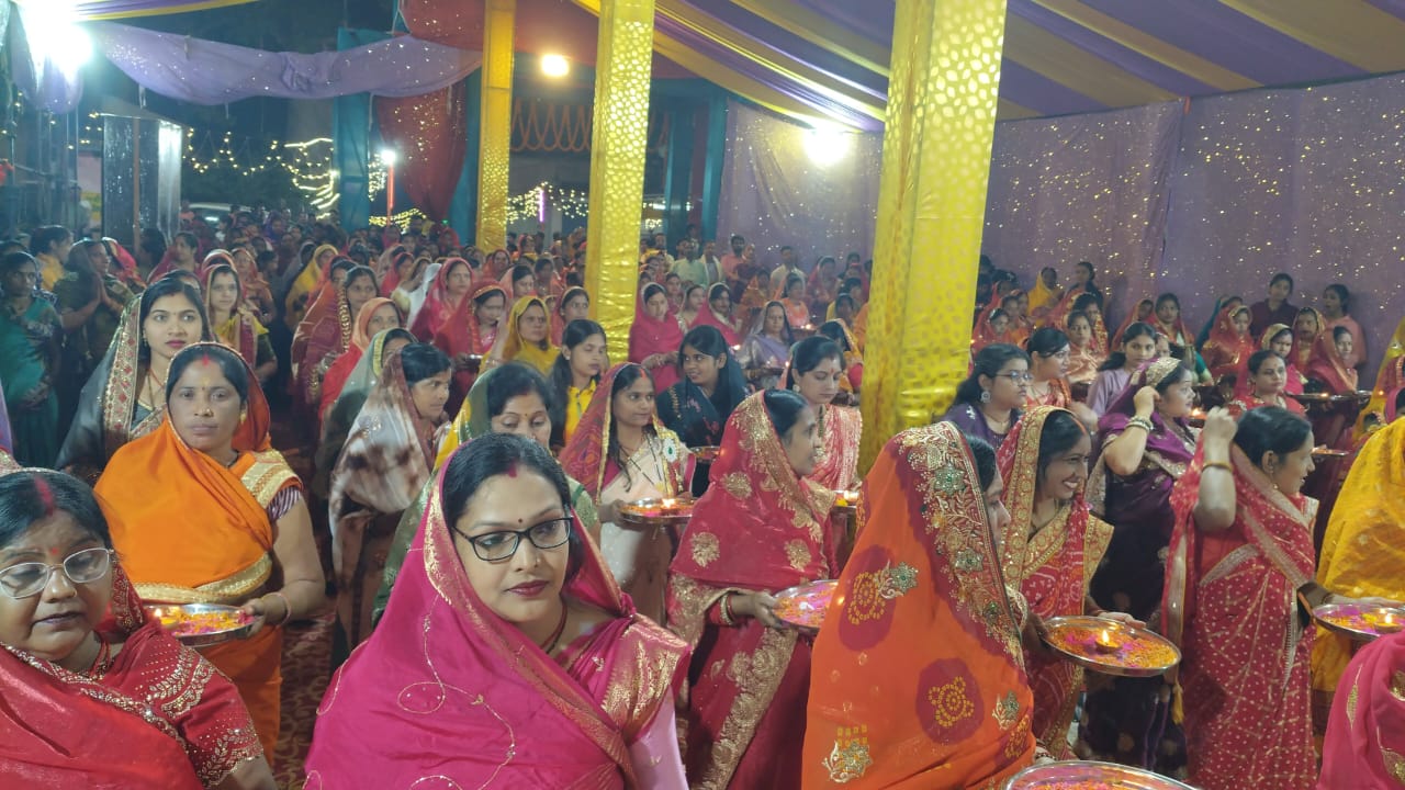 बगीचा में महाआरती में सैकड़ों महिलाओं ने हाथ में थाली लेकर की पूजा, दीयों से जगमगाया पंडाल* बगीचा, जशपुर*