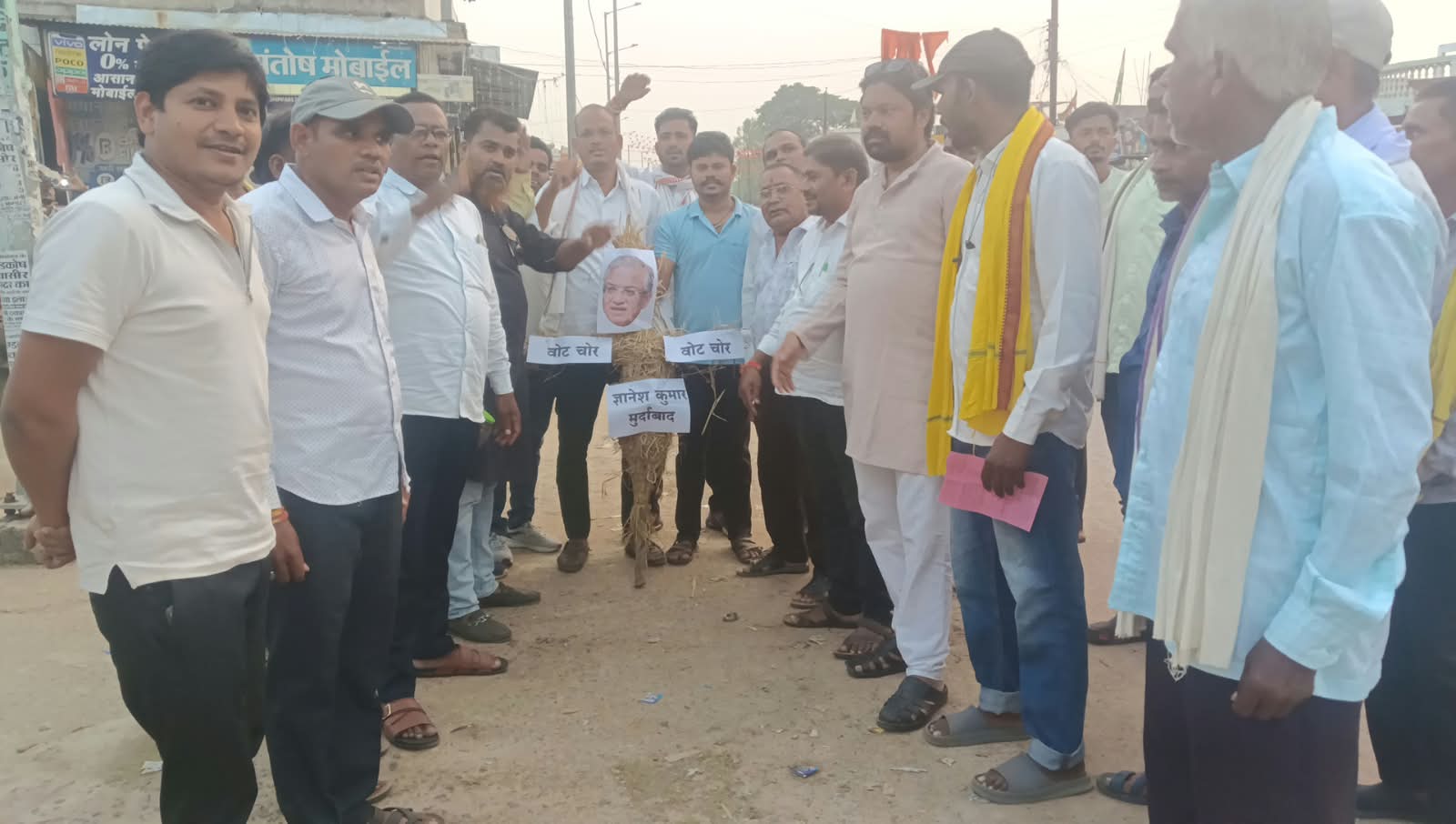 विरोध प्रदर्शन कर ज्ञानेंस  कुमार का पुतला दहन किया