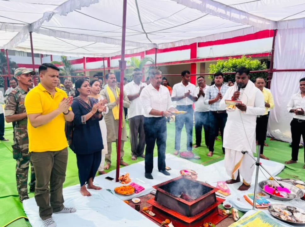 गरीयाबंद में शस्त्र पूजा: एसपी ने की जिले में सुख-शांति और समृद्धि की कामना